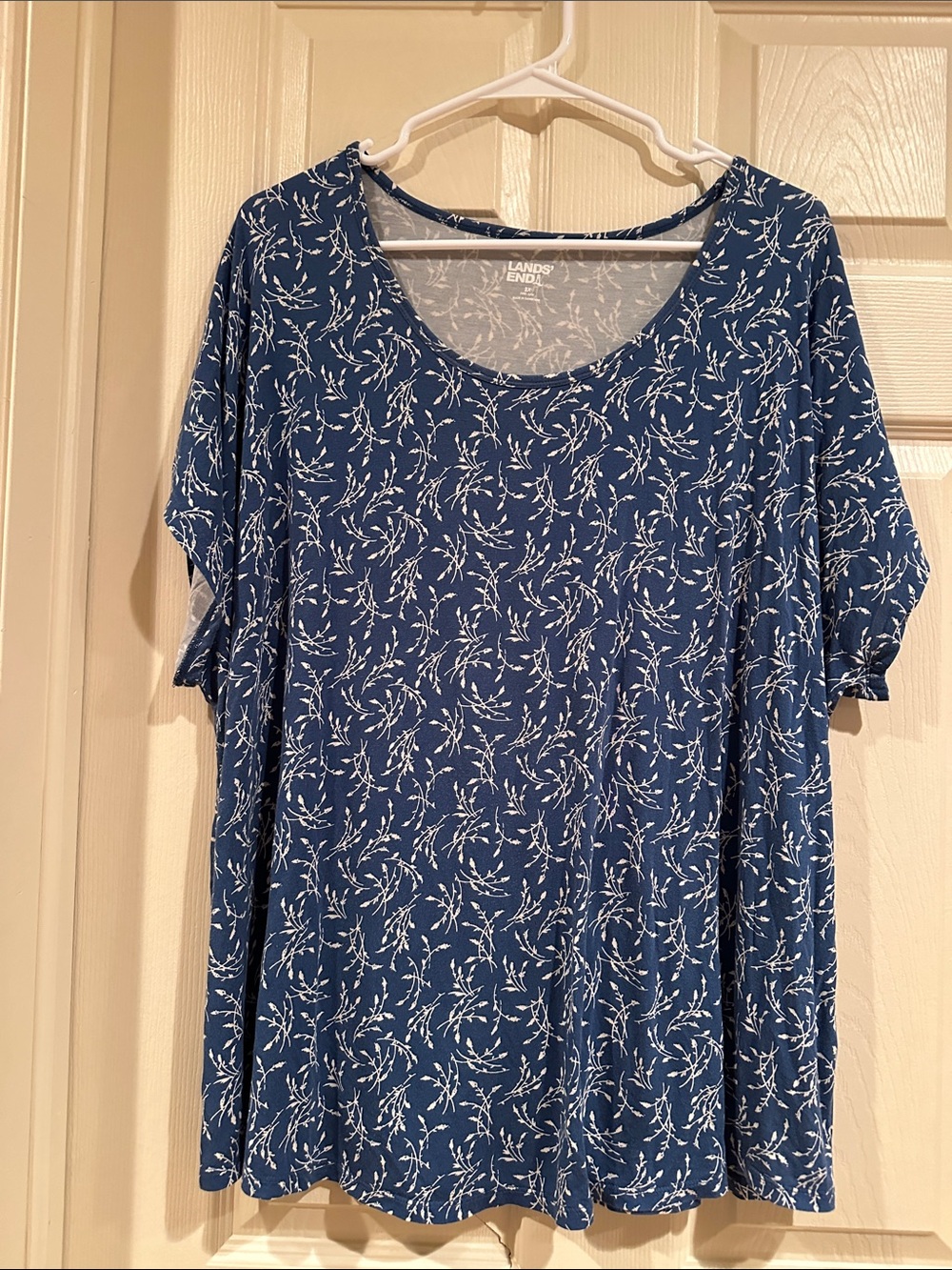 Lands' End Navy Blue Short Sleeve Scoop Neck Tee with White Leaf Print